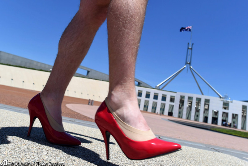 راهپیمایی مردان با کفش زنانه (عکس)