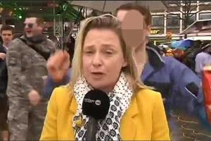 تعرض به خبرنگار زن در برنامه زنده جلوی دوربین