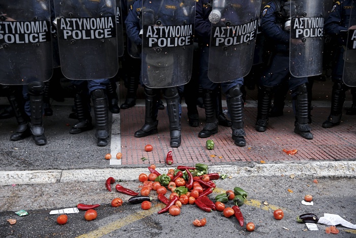 عکس/ پرتاب محصولات کشاورزی به صف پلیس ضد شورش یونان
