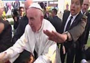 4گوشه دنیا/ واکنش جدی پاپ فرانسیس به خاطر افتادن روی یک معلول!