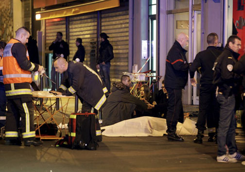 140 کشته در حملات مسلحانه در پاریس/ استقرار ارتش در پایتخت/ اولاند: اعلام حالت فوق العاده در سراسر فرانسه/ همه مرزهای فرانسه بسته می شود (+عکس)