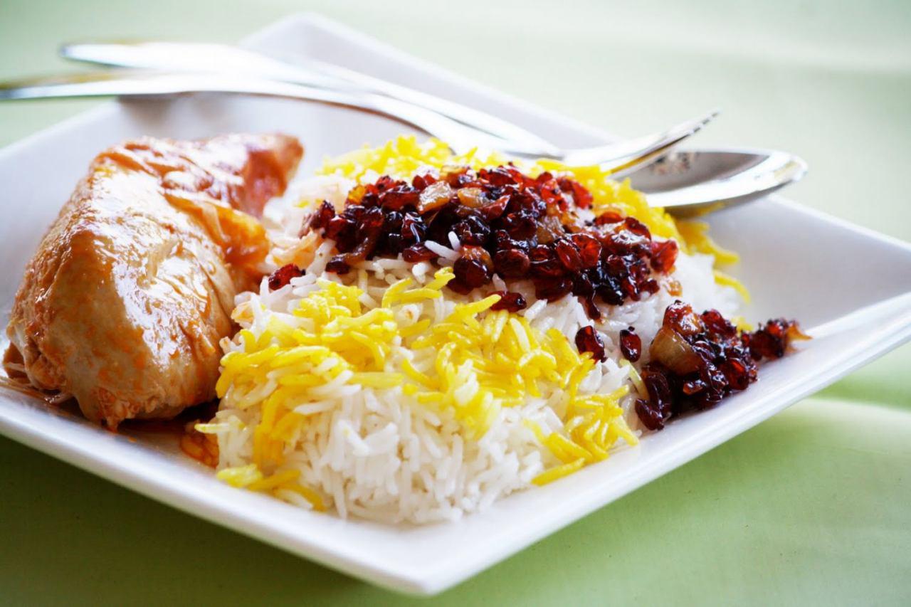 غذای اصلی/ طرز تهیه زرشک پلو با مرغ مجلسی برای مهمانان نوروزی