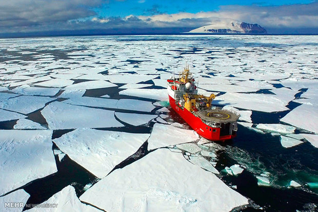 عکس/ عبور قایق از دریای یخ زده «راس»