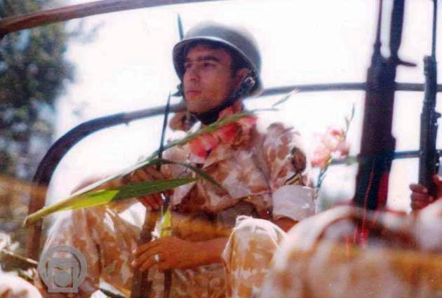 عکس/ سرباز ارتش و شاخه گل