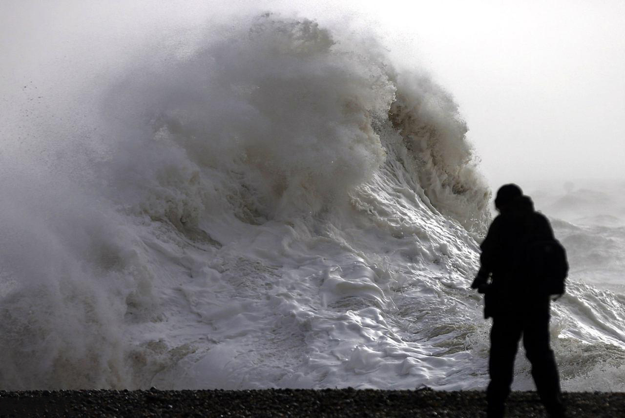 عکس/ تماشای امواج ناشی از طوفان بزرگ «ایموگن» در انگلیس