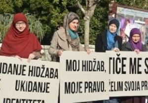 تظاهرات زنان بوسنیایی در اعتراض به ممنوعیت حجاب