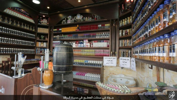 تصویری که یک عطرفروشی در رقه سوریه را نشان می دهد