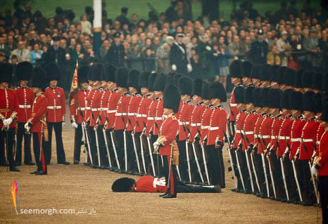 نظامیان ایرلندی و غش کردن یکی از آنها در مراسمی در لندن 1966
