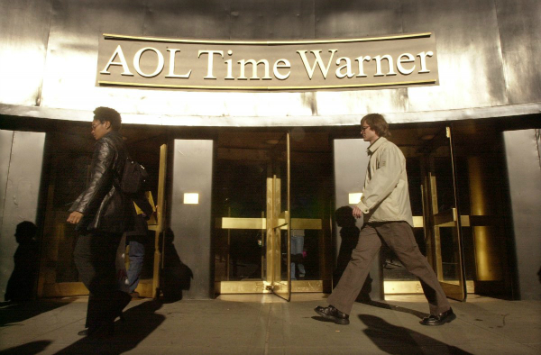 در این میان ادغام AOL و Time Warner بزرگترین و بدترین اشتباه این دوران نام گرفت. پس از چند سال کاهش درآمد، اخراج های فراوان و نتایج مالی نا امید کننده، شرکت خریدار، در سال ۲۰۰۳ نام AOL را از نام اصلی اش حذف کرد، به «Time Warner» برگشت و سعی نمود خاطرات تلخ را به دست فراموشی بسپارد. 
