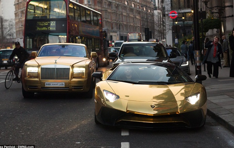 خودنمایی گردشگر میلیاردر سعودی با کلکسیونی از خودروهای لوکس طلاکاری‌شده در لندن+تصاویر