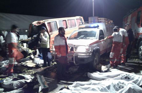 ۲۷ کشته و زخمی در تصادف مینی‌بوس و کامیون