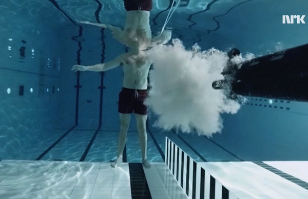 فیزیکدانی که با شلیک به خود نحوه حرکت گلوله در زیر آب را به نمایش گذاشت [تماشا کنید]