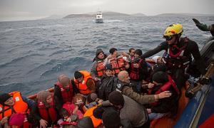 واشنگتن پست: کاپیتانی برای هدایت کشتی طوفان زده مهاجران وجود ندارد