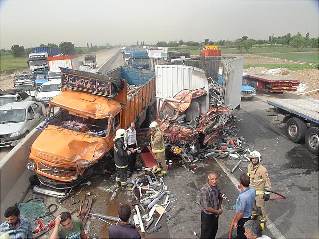 حوادث/ تصادف مرگبار 2 دستگاه کامیون در جاده زنجان-قزوین