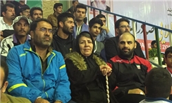 خبرگزاری فارس: حضور مادر یکی از کشتی گیران در سالن برای تماشای مسابقه فرزندش + عکس