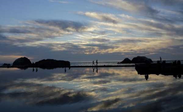 عکس/ قدم زدن زوج جوان در ساحل زیبای سان فرانسیسکو