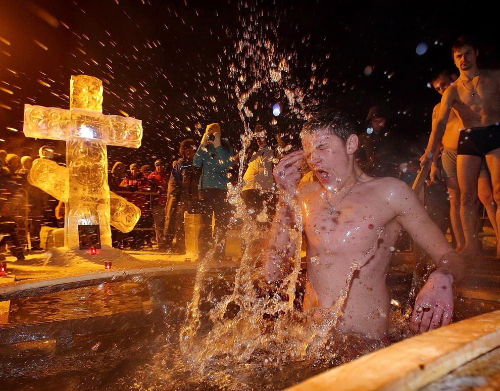 عکس/ آب تنی مسیحیان ارتدوکس به مناسبت جشن غسل تعمید حضرت مسیح