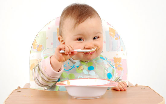 مامان و نی نی/ غذای کمکی به نوزاد چه بدهیم؟