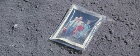 عکس خانوادگی که روی ماه جا ماند !