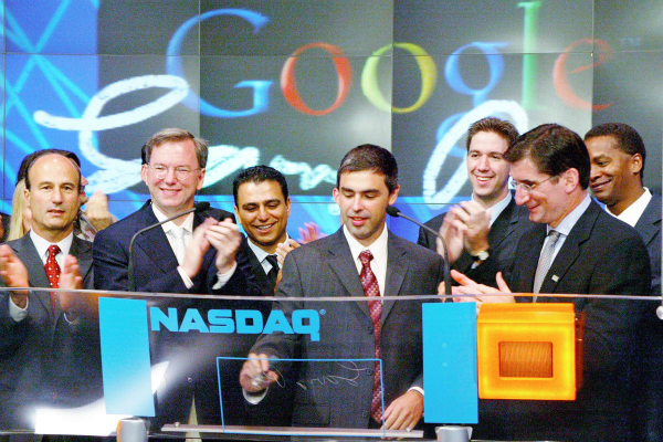 برخی شرکت ها هم در این میان صبر کردند تا طوفان به انتها برسد. برای مقال گوگل در سال ۱۹۹۸ تاسیس شد اما تا سال ۲۰۰۴ برای عرضه عمومی سهام اش در بازار بورس صبر کرد. دلیل اصلی همان حباب دات-کام بود و مدیران گوگل تمایل داشتند صبر کنند تا بازار بورس پس از وقایع  پیش آمده، دوباره آرامش خود را به دست آورد. 