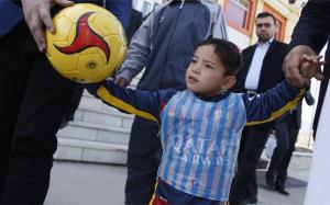 کودک افغانی در انتظار ملاقات با مسی/ مرتضی به بارسلون می‌رود؟!