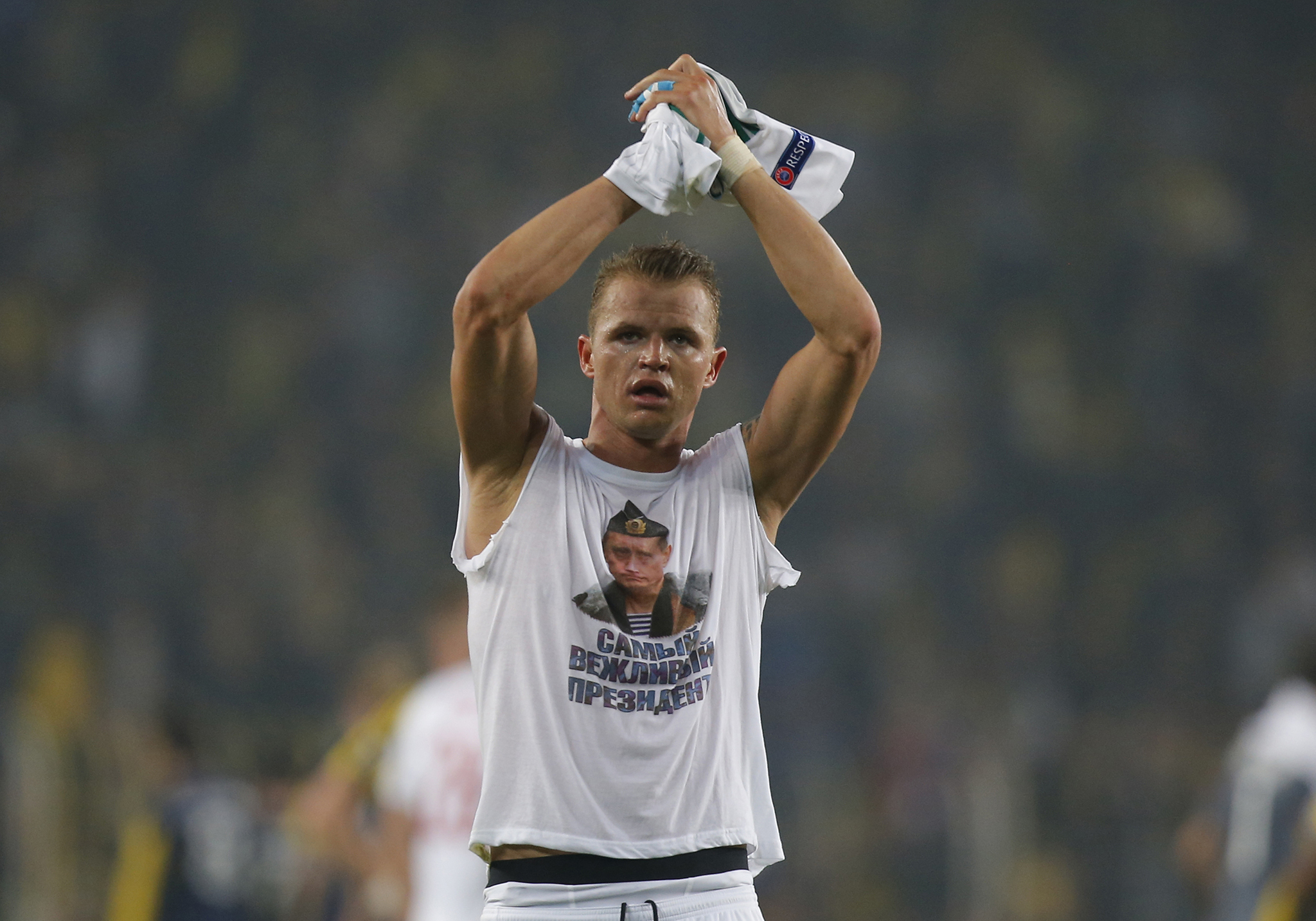 خشم ترکیه‌ای‌ها ار ورود فوتبالست روس به زمین فوتبال با تی‌شرت پوتین + تصاویر