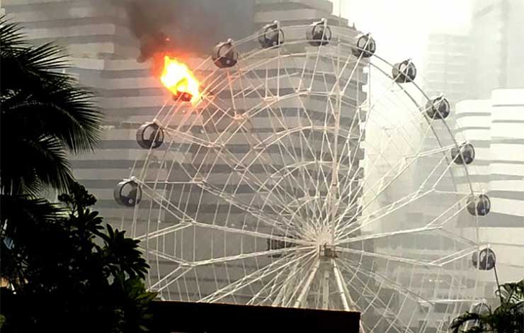 آتش‌سوزی در کابین چرخ و فلک پارک بازی