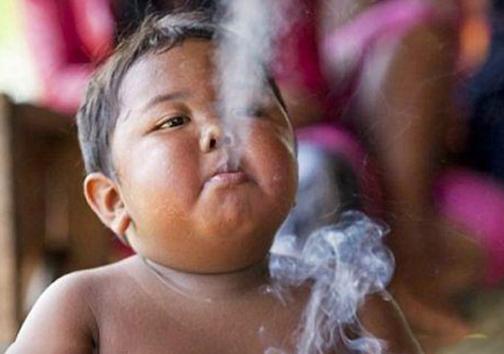عکس/ کودکی که روزی ۴۰ نخ سیگار می کشد