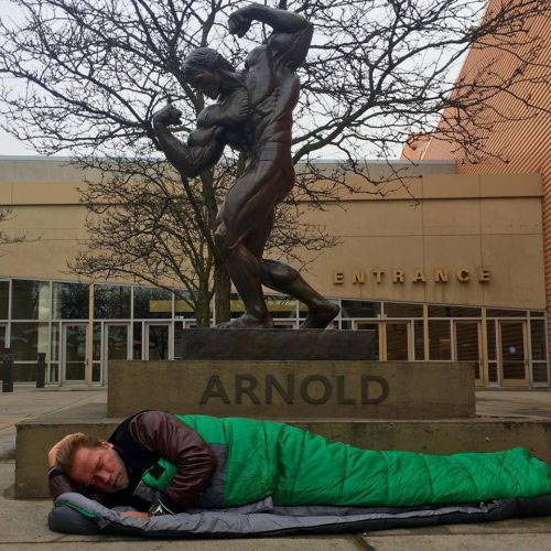 عکس/ تصویری جالب از «آرنولد» در کنار مجسمه‌‌ معروفش