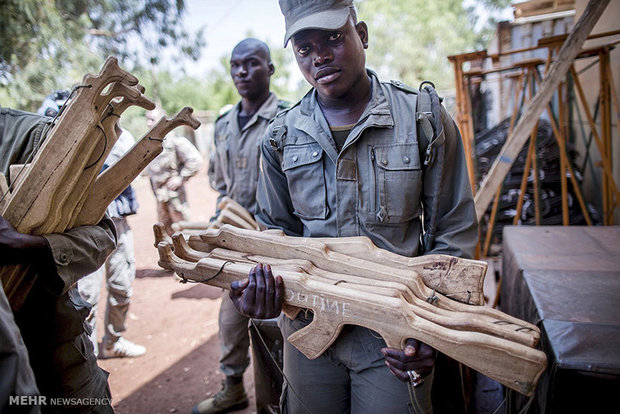اسلحه های چوبی در تمرینات سربازان جمهوری مالی