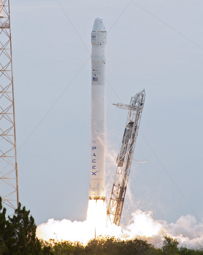 SpX_CRS-2_launch_-_further_-_cropped-w700