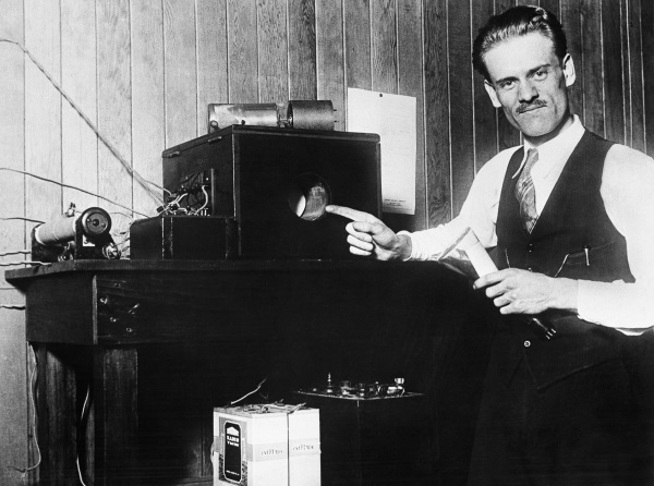 10 Sep 1928, San Francisco, California, USA --- Inventor Philo T. Farnsworth with his invention, the first electronic television --- Image by © Bettmann/CORBIS