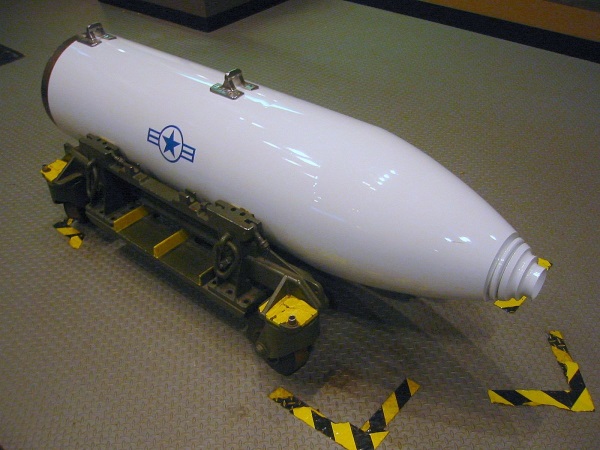 قرار است که B61-12 جایگزین یک بمب هسته ای یک مگاتنی به نام B83 شود (که تصویرش را در بالا مشاهده می کنید). ارتش آمریکا اعلام کرده که در جریان این فرایند، از تعداد بمب های جاذبه ای هسته ای به میزان 50 درصد کم می کند و تنها 17 درصد از مواد هسته ای با گرید نظامی به دست آمده از بمب های قبلی را بازیافت و بمب های جدید از رویشان می سازد. این نهاد دولتی اعلام کرده که قصد استفاده از مابقی این تسلیحات را ندارد.