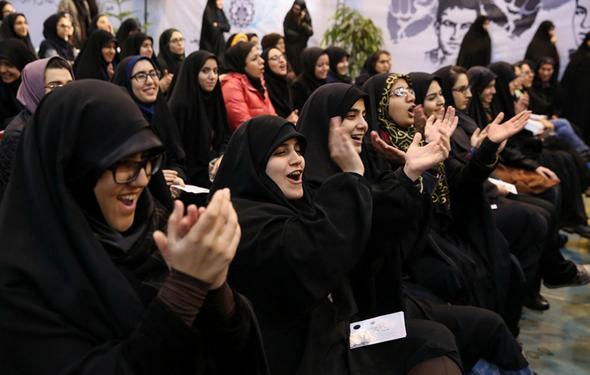 تصاویر : میزبانی پرتنش دانشجویان از روحانی در روز دانشجو