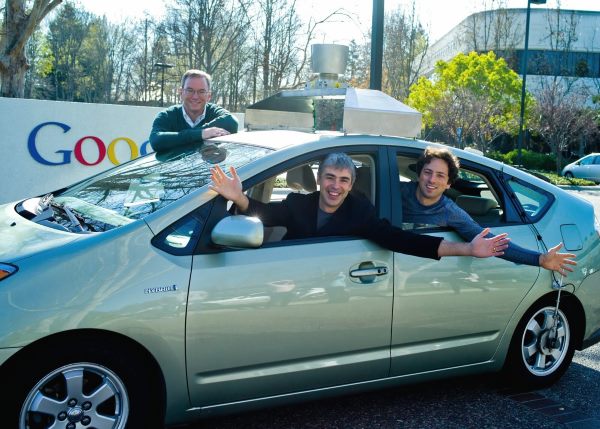 در سال ۲۰۱۶ واحد اتومبیل های خودران گوگل به شرکتی مستقل بدل می شود و به جنگ اوبر می رود