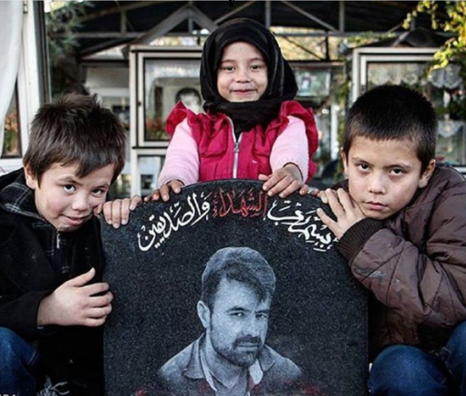 عکس/ عکس یادگاری فرزندان شهید «مدافع حرم» با مزار پدر