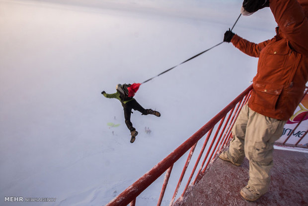 عکس/ شیرجه ترسناک از بالای یک فانوس دریایی در روسیه 