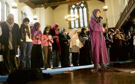 نماز جماعت جنجالی به امامت زن آمریکایی (عکس)