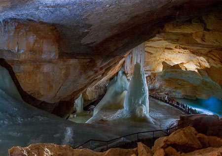 غار آیس‌ ریزن‌ وِلت،غار‌های یخی