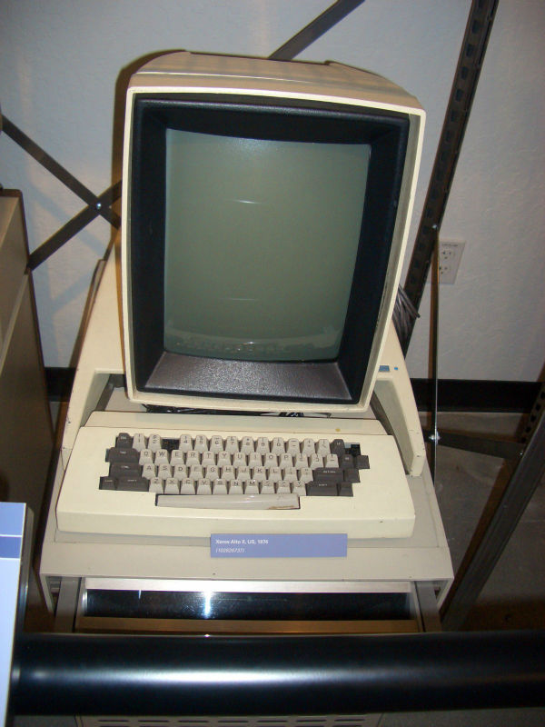 در سال 1970 میلادی، زیراکس شرکتی به نام Xerox PARC Lab را در پالو آلتو راه اندازی کرد که در واقع خالق بسیاری از جنبه های محاسبات مدرن از جمله اترنت، مفهوم رابط کاربری گرافیکی، پرینترهای لیزری یا گرافیک کامپیوتری است. PARC در ادامه Xerox Alto را راه اندازی کرد که طلایه دار عصر مدرن کامپیوترهای شخصی بود.