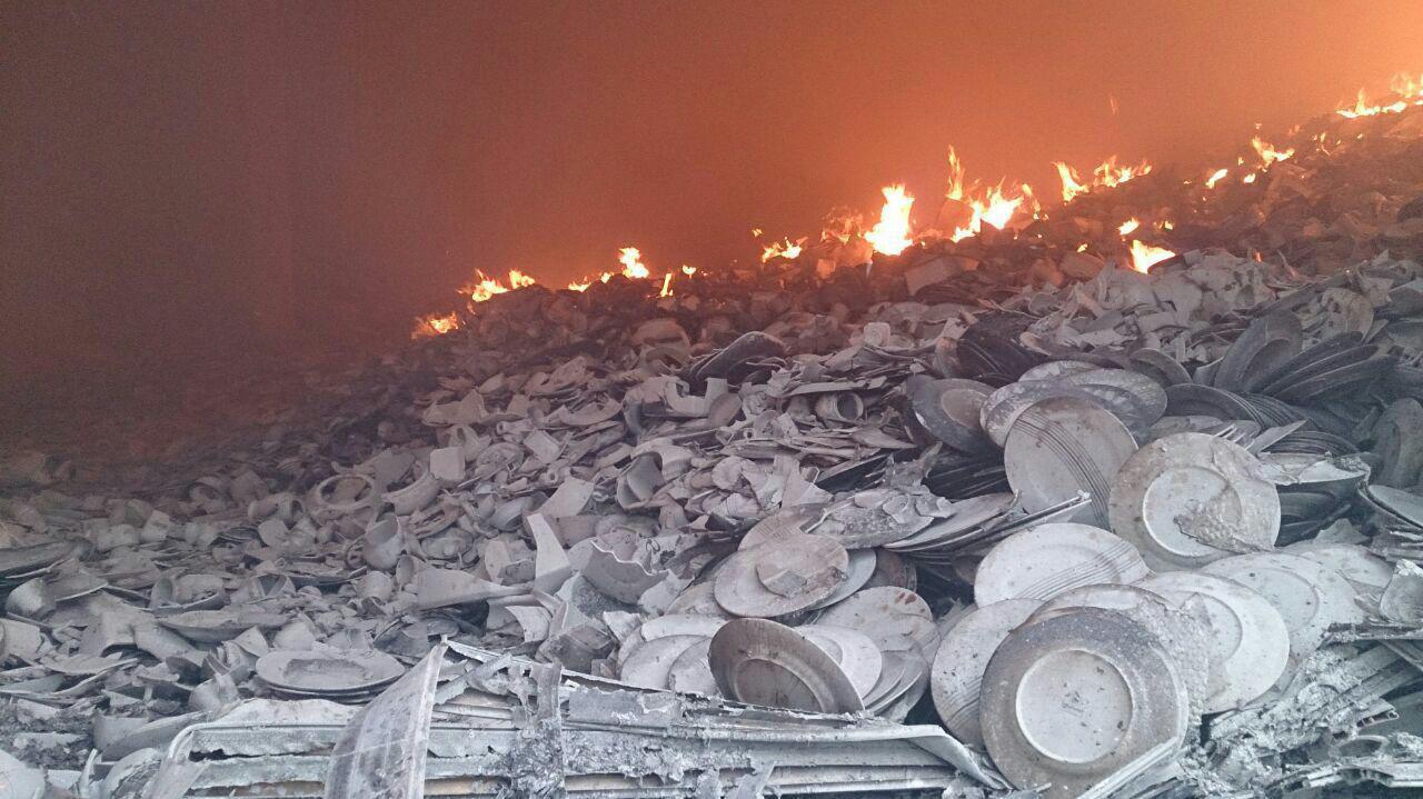 آتش سوزی مهیب در کارخانه چینی مقصود مشهد + تصویر