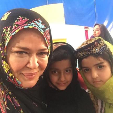بهاره رهنما در کنار دو دختر در سیستان و بلوچستان