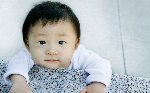 4گوشه دنیا/ زوج جوان چینی نوزاد خود را برای خرید آیفون فروختند!
