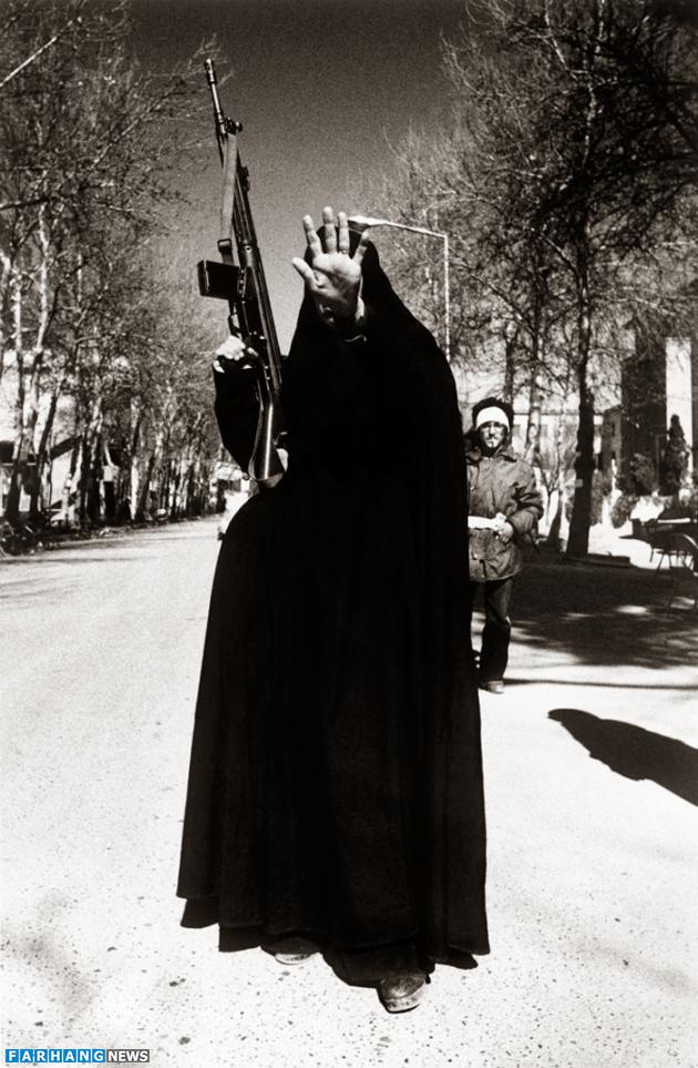 عکس/ زن مسلح در دانشگاه تهران