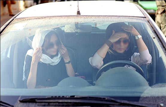 رفتار عجیب دختران در خودرو؛از انداختن روسری تا سگ گردانی و کشیدن سیگار