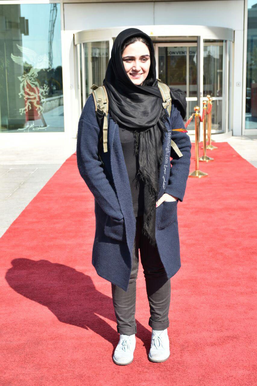 مدل لباس باران کوثری روی فرش قرمز در سی و چهارمین جشنواره فیلم فجر