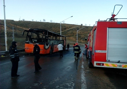 عکس/ آتش گرفتن اتوبوس در حال حرکت در بجنورد