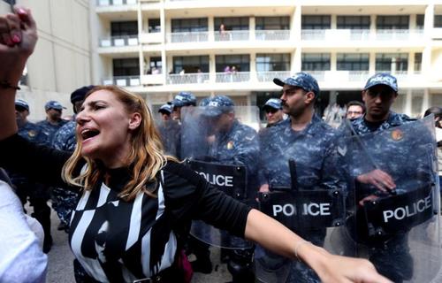 عکس/ تحصن معترضین در مقابل سازمان مرکزی بازرسی لبنان
