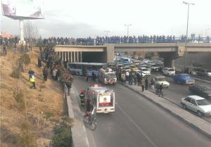 حوادث/ سقوط اتوبوس شهری از روی پل لاله به اتوبان شهید چمران اصفهان
