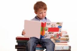 چگونه و با چه معیارهایی برای کودکان کتاب انتخاب کنیم؟